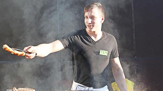 Der Grillmeister reichte der Jury und Interessierten Bratw&uuml;rste zum Verkosten.
