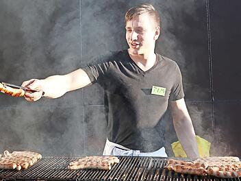 Der Grillmeister reichte der Jury und Interessierten Bratwürste zum Verkosten.