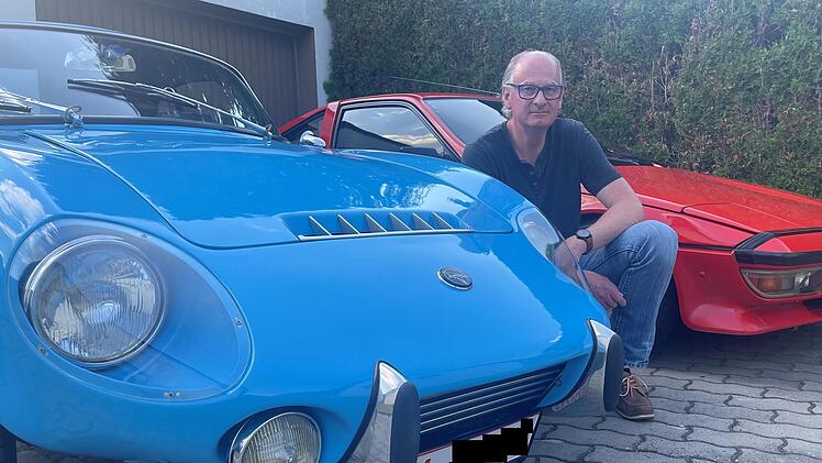Mit dem blauen Matra Djet ist Wieland Melzer beim Treffen in Kulmbach dabei. Im Hintergrund sein roter Matra Murena, den er sich mit 19 Jahren gekauft hat.