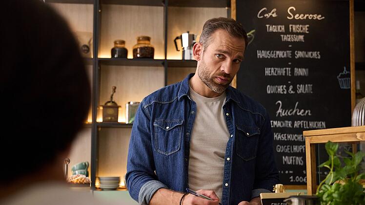 Tims (Moritz Otto) Geburtstag ist gepr&auml;gt von den Erinnerungen an seinen alten Freund David.