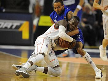 Der Bayreuther Kevin Hamilton (hinten) und der Braunschweiger Dennis Schröder ringen um den Ball. Fotos: Peter Mularczyk