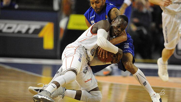 Der Bayreuther Kevin Hamilton (hinten) und der Braunschweiger Dennis Schröder ringen um den Ball. Fotos: Peter Mularczyk