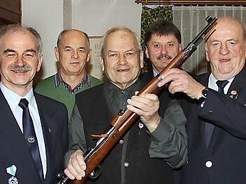 Beim Schießen schneidet die KSK Frankenbrunn gut ab. Edwin Halbleib, Edwin Heil und Gerhard Heilmann (vorn von links) präsentierten ein Gewehr. Die drei engagierten Mitglieder wurden geehrt. Foto: Gerd Schaar