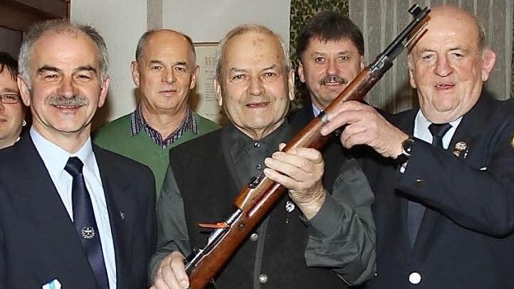 Beim Schießen schneidet die KSK Frankenbrunn gut ab. Edwin Halbleib, Edwin Heil und Gerhard Heilmann (vorn von links) präsentierten ein Gewehr. Die drei engagierten Mitglieder wurden geehrt. Foto: Gerd Schaar