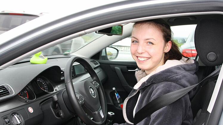 "Ich find's super", ist die 19-jährige Tanja Herterich aus Poppenhausen vom Pendler-Parkplatz begeistert. Sie trifft sich dort jeden Werktag, um mit ihren Mitschülern zur Physiotherapie-Schule nach Bad Neustadt zu fahren. "Da können wir uns viel Geld sparen", bilden sie nicht nur wegen des Umweltschutzes, sondern auch wegen des Geldbeutels Fahrgemeinschaften. Vater Thomas Herterich würde sich nur weitere Lampen wünschen: Die beiden vorhandenen leuchten den Parkplatz nach seiner Meinung nicht ...