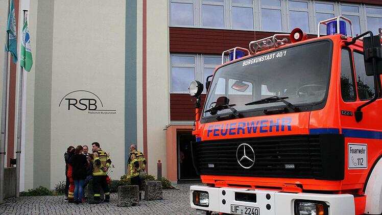 Nach einem Unfall im Chemieunterricht an der Realschule versorgten rund 50 Rettungskräfte die beiden verletzten Schüler. Foto: Gerhard Herrmann