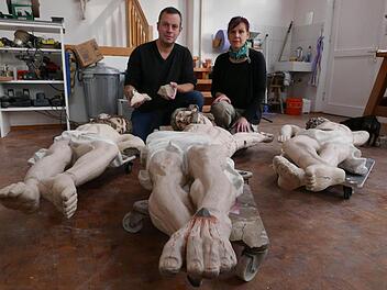 Einfach, aber eindrucksvoll: Dem so genannten bäuerlichen Barock rechnen die Künstler Klaus und Heike Metz die Golgathafiguren der drei Kreuzberg-Kreuze zu. In ihrem Langenleitener Atelier werden die Wahrzeichen derzeit fachmännisch restauriert. Foto: Gerhard Fischer