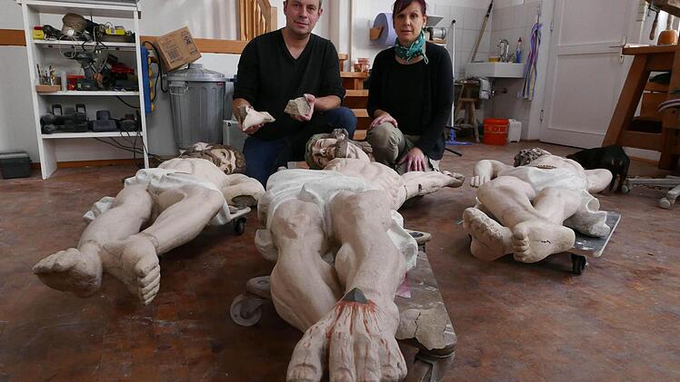 Einfach, aber eindrucksvoll: Dem so genannten bäuerlichen Barock rechnen die Künstler Klaus und Heike Metz die Golgathafiguren der drei Kreuzberg-Kreuze zu. In ihrem Langenleitener Atelier werden die Wahrzeichen derzeit fachmännisch restauriert. Foto: Gerhard Fischer