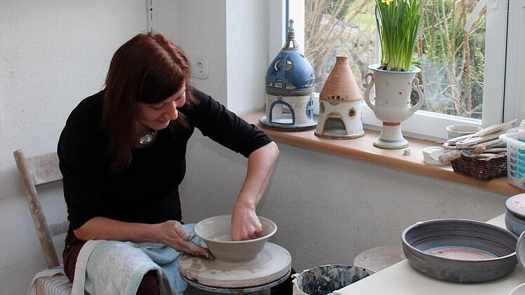 Aus einem Klumpen Ton entsteht ein kleines Kunstwerk. Foto: Johanna Blum