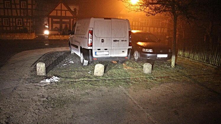 Drei Steine des Anstoßes. Immer wieder würden Autofahrer beim Einparken gegen diese Steine gegenüber der Apotheke in Untermerzbach stoßen. Höhere Sträucher sollen für Abhilfe sorgen. Foto: Helmut Will