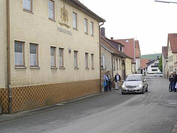 Der ehemalige Gasthof Leuner (Foto) wird endgültig ein Opfer der Abrissbirne. Das im Gemeindebesitz befindliche Gebäude muss einem Neubau und Parkflächen weichen.  Fotos: Winfried Ehling