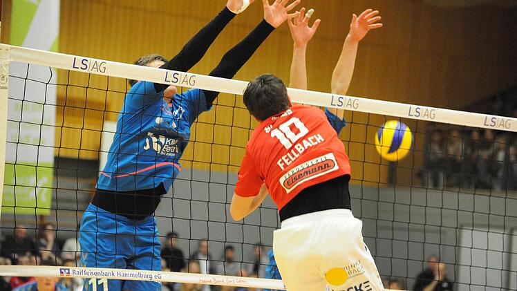1:3 gegen den Tabellenführer verloren, aber wieder viele Sympathie-Punkte gewonnen haben Hammelburgs Volleyballer (blaue Trikots). Foto: Hopf