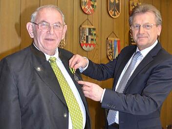 Manfred Däumer (links) wird durch Bürgermeister Rainer Detsch die Ehrenmedaille der Gemeinde Stockheim verliehen. Foto: K.- H. Hofmann