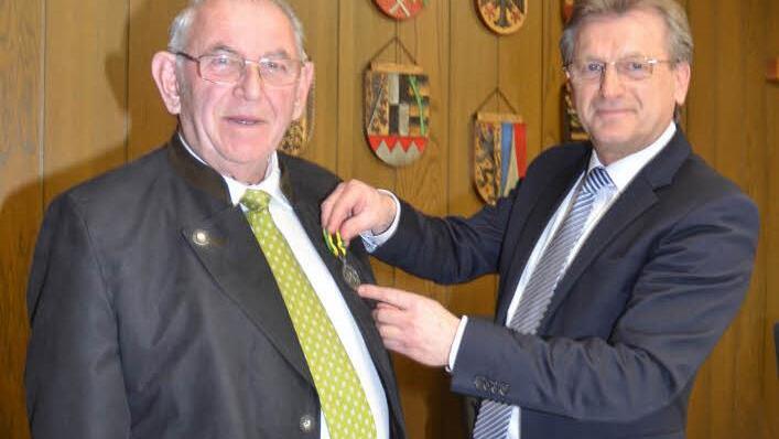 Manfred Däumer (links) wird durch Bürgermeister Rainer Detsch die Ehrenmedaille der Gemeinde Stockheim verliehen. Foto: K.- H. Hofmann