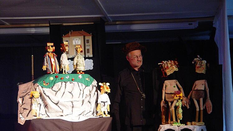 Eine kurzweilige Figurentheater-Aufführung des "Ring des Nibelungen" in der Bad Brückenauer Galerie Form + Farbe. Foto: Brigitta Kempe-Wolf