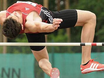 Auf der heimischen Anlage liefen die TSH-Athleten trotz widriger Bedingungen zu Hochform auf: Niklas Wisener holte mit 1,86 Metern Gold im Hochsprung der Altersklasse MU20.