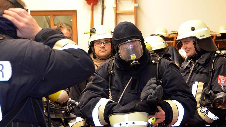 Am Treffpunkt im Feuerwehrhaus. Foto: Peter Rauch