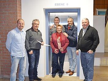 Die am Aufzugsbau Beteiligten kurz vor der ersten gemeinsamen Fahrt: von rechts Bürgermeister Christian Mrosek, Max Beyersdorf, Architekt Ulrich Müller, davor Rektorin Elvira Tischler, Dipl. Ing. Joachim Stefan und Konrektor Christian Förtsch Foto: Thoams Micheel