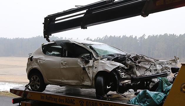 Sonnefeld: Mann prallt mit Auto gegen mehrere B&auml;ume und stirbt