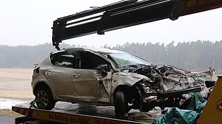 Sonnefeld: Mann prallt mit Auto gegen mehrere B&auml;ume und stirbt