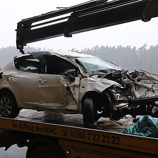 Sonnefeld: Mann prallt mit Auto gegen mehrere Bäume und stirbt