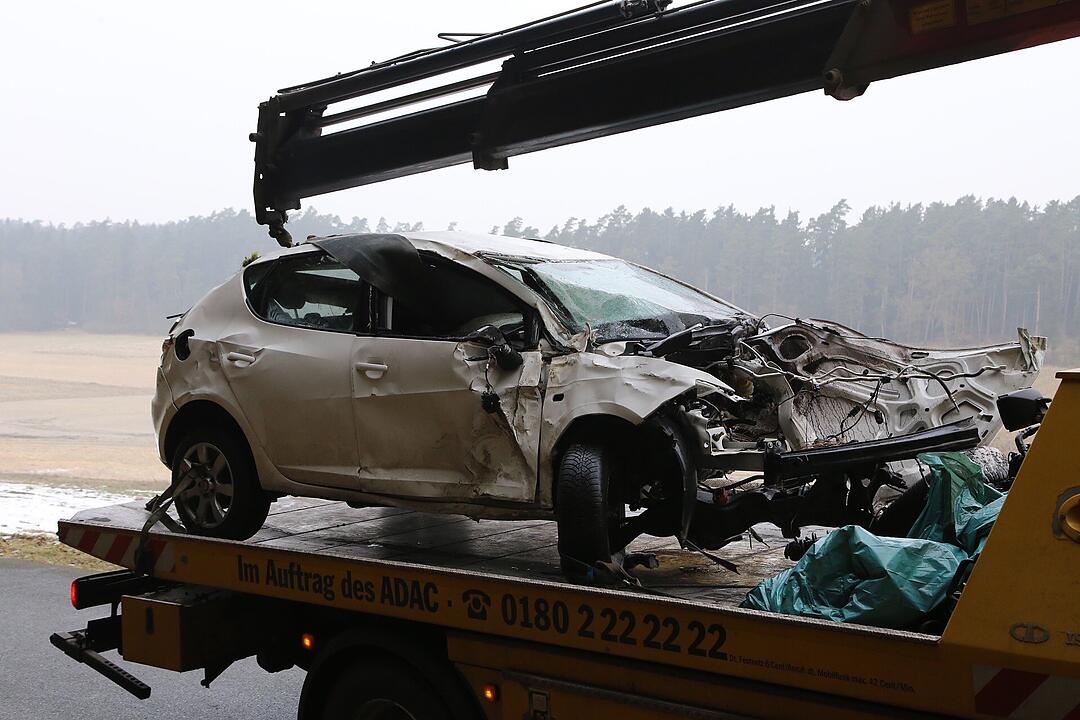 Sonnefeld: Mann prallt mit Auto gegen mehrere Bäume und stirbt