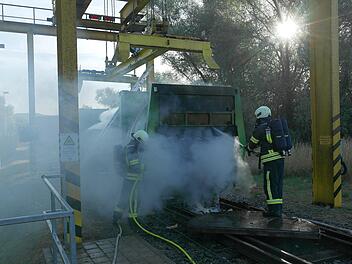 Dieser Müllcontainer ist am frühen Morgen in der Umladestation Am Goldenen Feld in Brand geraten.Peter Müller