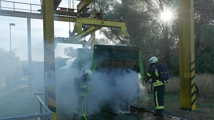 Dieser Müllcontainer ist am frühen Morgen in der Umladestation Am Goldenen Feld in Brand geraten.Peter Müller