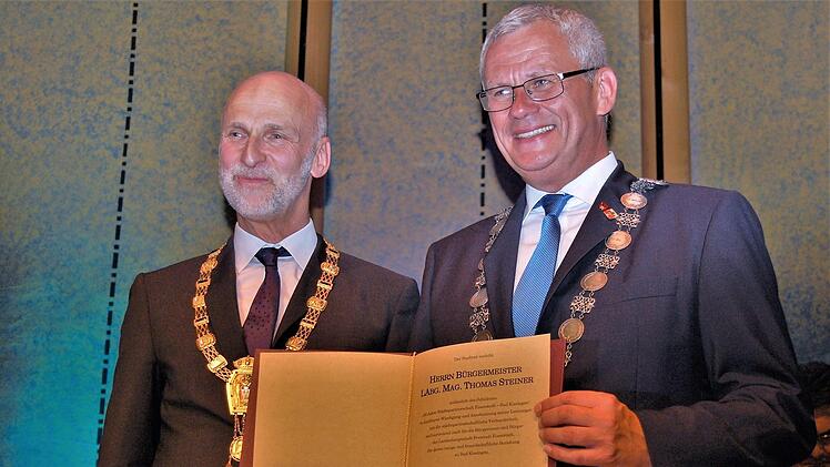 Oberbürgermeister Kay Blankenburg (links) verlieh Eisenstadts Bürgermeister Thomas Steiner die Goldene Bürgermedaille der Stadt Bad Kissingen