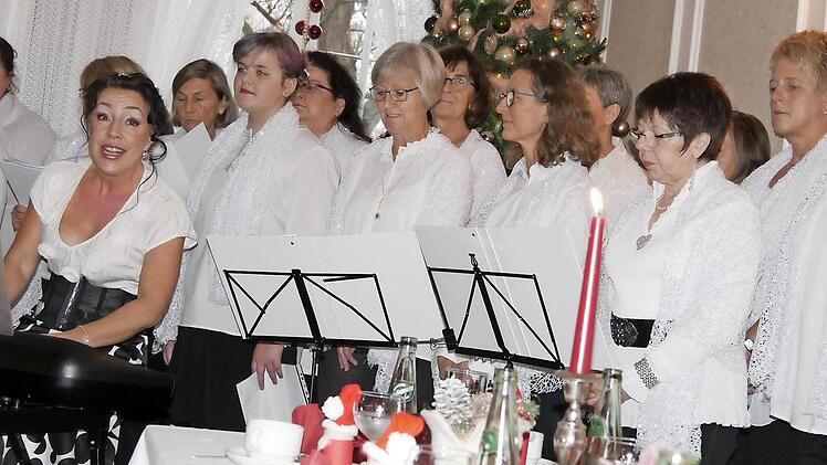 Bojana Blohmann mit ihrem Chor "Die Einfühlsamen" war eine wahre Krönung der Weihnachtsfeier.  Fotos: Manja von Nida