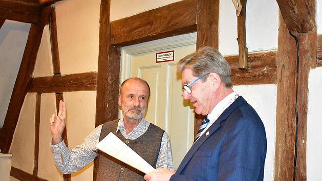 B&uuml;rgermeister Heinz Richter (r.) vereidigt Christian Boeckmann als neuen Gemeinderat. Foto: Petra Malbrich