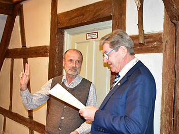 Bürgermeister Heinz Richter (r.) vereidigt Christian Boeckmann als neuen Gemeinderat. Foto: Petra Malbrich
