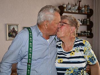 Für Elmar und seine Eva  ist  das  Küssen auch nach vielen Ehejahrzehnten Herzensangelegenheit.