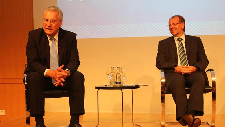 Das Moderieren von Podiumsdiskussionen gehörte auch mit zu den Aufgaben von Generalsekretär Peter Witterauf - hier mit Bayerns Innenminister Joachim Herrmann. Foto: Hanns-Seidel Stiftung