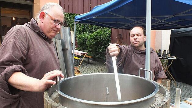 Beim Mittelalterfest wird selbstverständlich in den richtigen Kostümen gebraut. Rene Ermler (rechts ) überprüft den Brauvorgang.  Foto: Manfred Welker