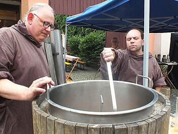 Beim Mittelalterfest wird selbstverständlich in den richtigen Kostümen gebraut. Rene Ermler (rechts ) überprüft den Brauvorgang.  Foto: Manfred Welker