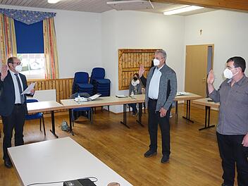 Oberleichtersbachs Bürgermeister Dieter Muth vereidigte bei der Gemeinderatssitzung Wolfgang Jehn  und Günter Heil zu neuen Feldgeschworenen für Breitenbach. Foto: Marion  Eckert