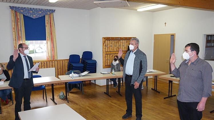 Oberleichtersbachs Bürgermeister Dieter Muth vereidigte bei der Gemeinderatssitzung Wolfgang Jehn  und Günter Heil zu neuen Feldgeschworenen für Breitenbach. Foto: Marion  Eckert