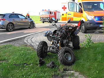 Quadfahrerin kracht in Mercedes