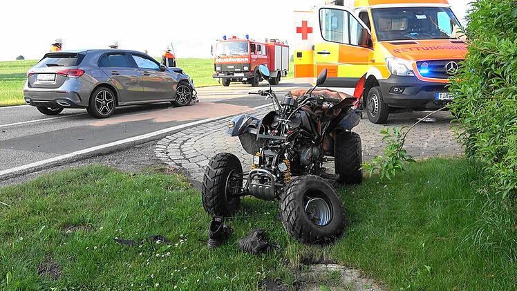 Quadfahrerin kracht in Mercedes