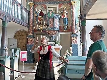 Bei ihrer Wanderung erfuhren die Mitglieder des FSV allerlei Wissenswertes über die Geschichte von Egloffstein und dessen Sehenswürdigkeiten.