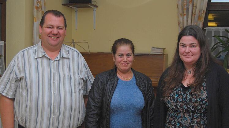 Der Bürgermeister der Marktgemeinde Schondra, Bernold Martin, die gebürtige Marokkanerin Hafita Fuß und Sozialpädagogin Daniela Schad wollen in Zusammenarbeit mit einem Helferkreis der Pfarreiengemeinschaft Oberleichtersbach-Schondra die neuen Asylbewerber tatkräftig unterstützen und begleiten. Foto: Horst Conze