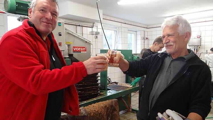 Von Jürgen Hennemann (links) und Klaus Mandery kommt die Idee des Eberner Apfelsaftes. Jetzt haben sie mit den ersten süßen Tropfen auf die Zukunft des Kooperationsprojektes angestoßen. Fotos: Johanna Eckert