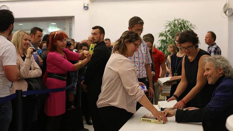 ... signiert Thomas Gottschalk zwei Stunden Bücher. ...