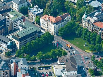 Ein Verkehrsknotenpunkt, aber auch eine grüne Oase: Unter dem Schönleinsplatz sollen nach den Vorstellung von Wirtschaftsvertretern mehrere hundert neue Parkplätze entstehen.  Foto: Ronald Rinklef