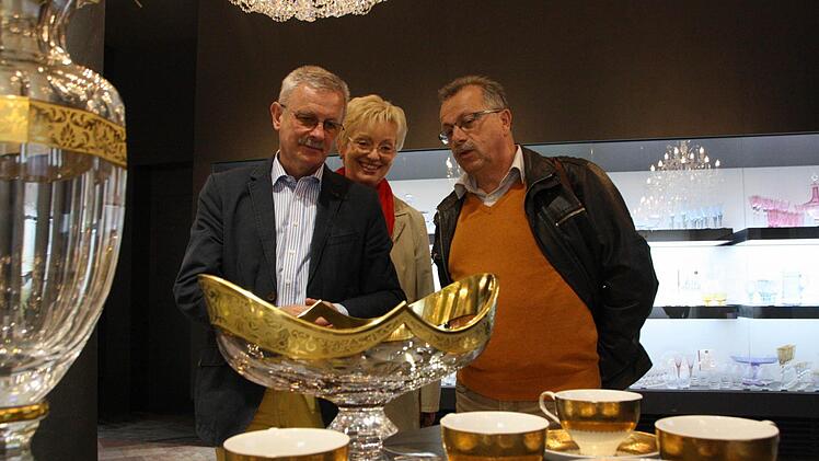Bürgermeister Gotthard Schlereth, seine Frau Theresia sowie der stellvertretende Landrat Emil Müller bestaunen böhmische Glaskunst.Foto: Ralf Ruppert