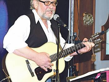 Ratscht, wie ihm der (fränkische) Schnabel gewachsen ist - Sandy Wolfrum. Am 31. Oktober spielt und singt der Bayreuther Liedermacher in Burkersdorf.  Foto: Stephan Stöckel