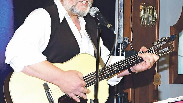 Ratscht, wie ihm der (fränkische) Schnabel gewachsen ist - Sandy Wolfrum. Am 31. Oktober spielt und singt der Bayreuther Liedermacher in Burkersdorf.  Foto: Stephan Stöckel