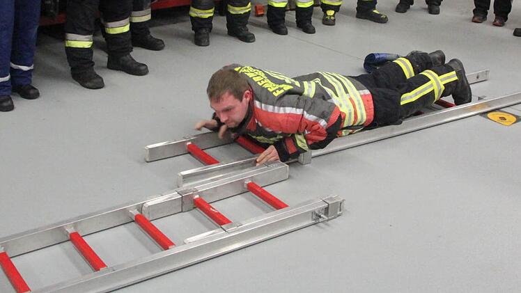 Geübt wurde unter anderem, wie man sich auf dem Eis mit zwei Leitern fortbewegen kann. Foto: Matthias Einwag