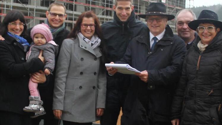 Sie ziehen an einem Strang. Die Familie Rebhan aus Neukenroth. Im Bild von links: Sabine und Christopher Rebhan mit Tochter Lena, Daniela und Bastian Rebhan, Hans und Martina Rebhan . Mit im Bild: der Polier der bauausführenden Firma Otto Nühlherr, Michael Fehn  Foto: Veronika Schadeck